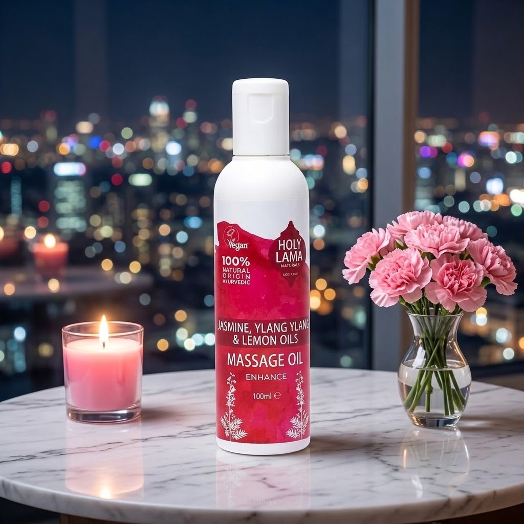 enhance massageolie op een marmeren tafel met een kaarsje en vaasje bloemen