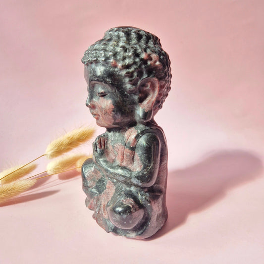 buddha van granaat zijaanzicht links