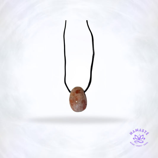 Gepolijste edelsteenhanger aan zwart koord - zonnesteen