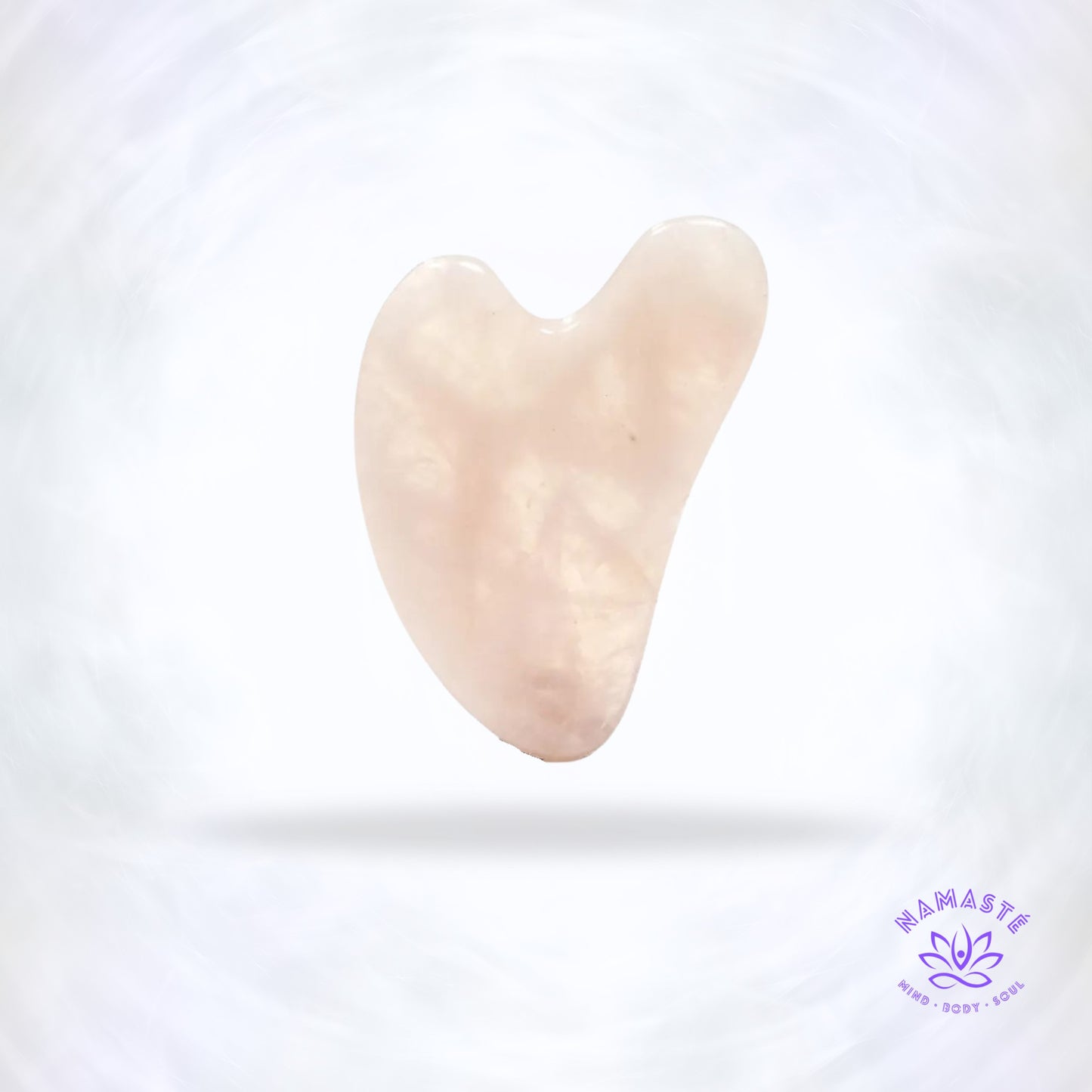 Rozenkwarts gua sha massage steen in zachte roze tint.