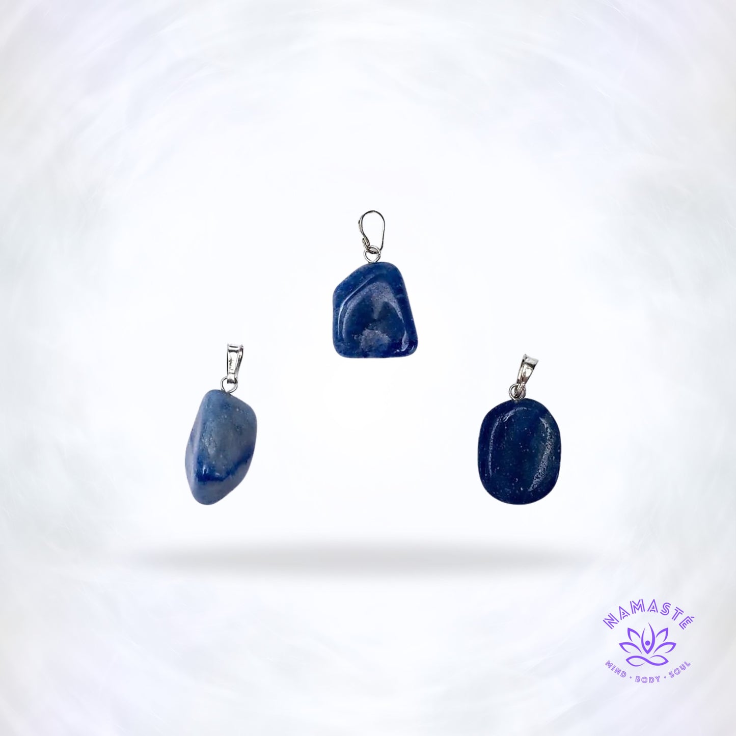 Blauwe kwarts edelsteenhanger – kalmerende blauwe steen die stress vermindert, communicatie bevordert en het keelchakra ondersteunt.