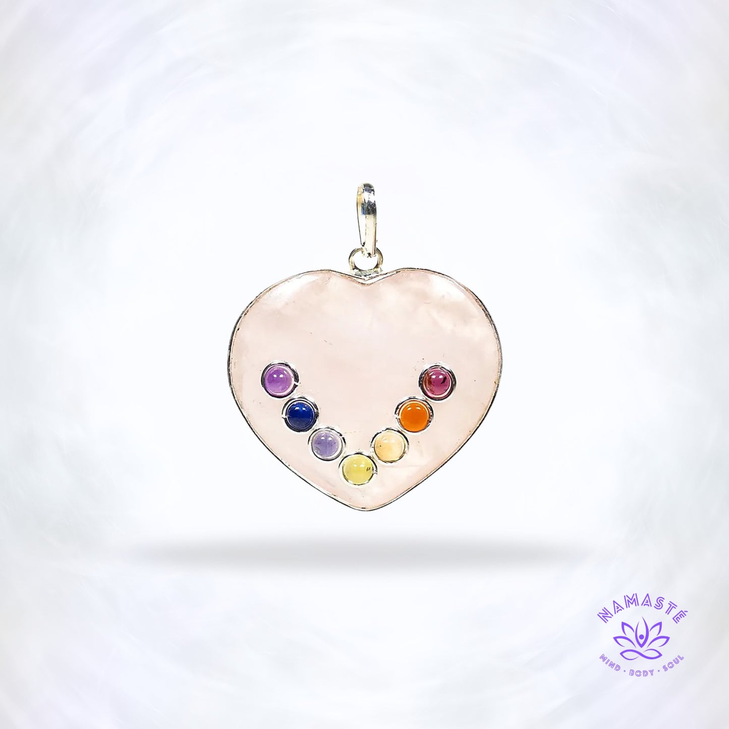 Hartvormige chakrahanger van rozenkwarts met 7 chakra-edelstenen – sieraad dat liefde, energieharmonie en emotionele heling ondersteunt.