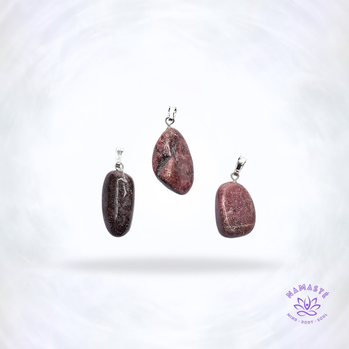 Rhodoniet edelsteenhanger – roze-rode steen die liefde, compassie en emotionele stabiliteit ondersteunt.