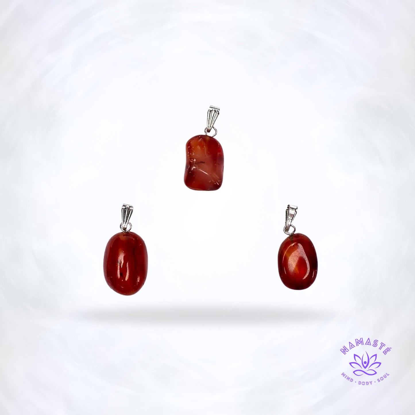 Rode agaat edelsteenhanger – aardende steen die kracht, energie, passie en stabiliteit stimuleert.