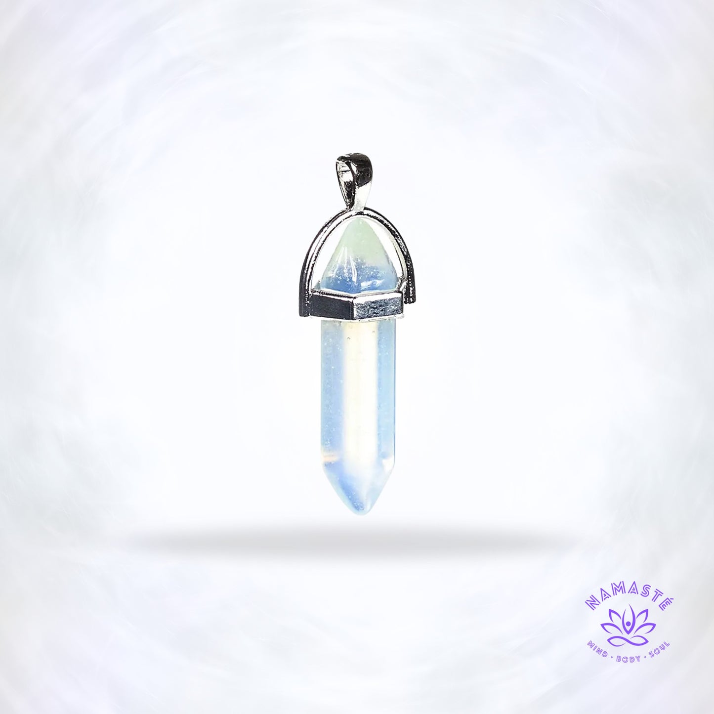 Opaliet hanger – glanzende, synthetische opaalsteen met blauw-witte gloed die rust, ontspanning en positieve energie brengt.