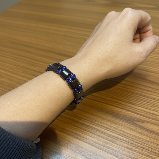 hematiet armband met blauwe roosjes rond de arm