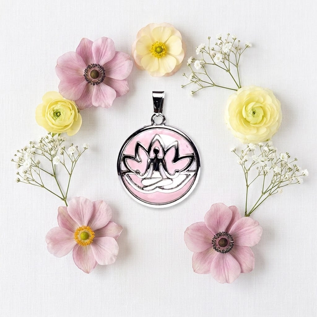 rozenkwarts hanger met lotus-meditatiesymbool omring door bloemen