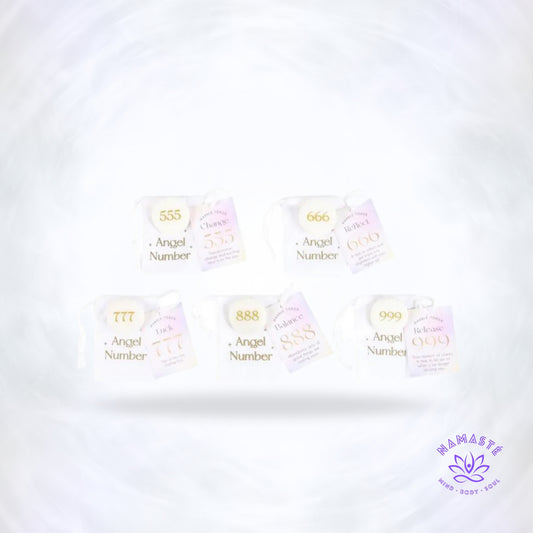 Marmeren engelnummer steen met gouden gravure – spiritueel affirmatiesteentje.