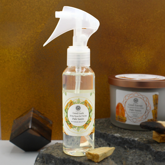 flesje florida water spray met palo santo en kaars op de achtergrond