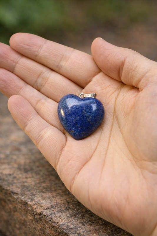 hart hanger in lapis lazuli in de hand