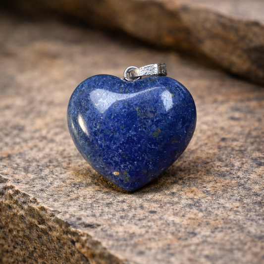 hart hanger in lapis lazuli op steen