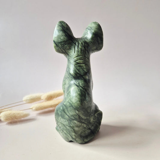 kat in groene jade achterzijde