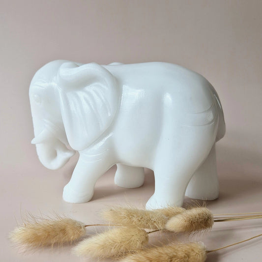 witte jade olifant met wat gedroogde bloemen