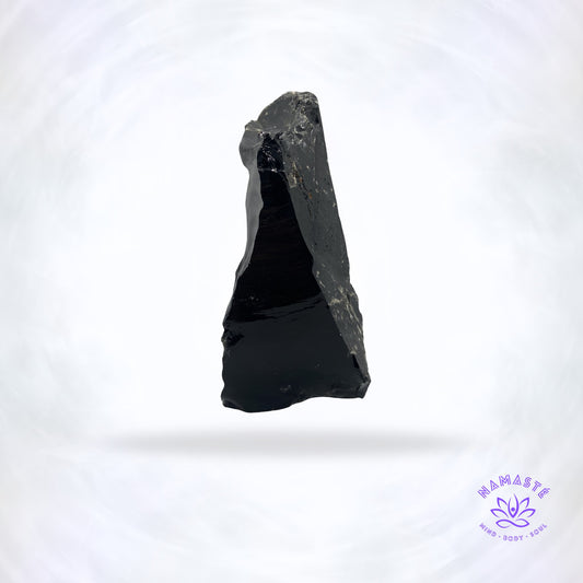 ruwe zwarte obsidiaan zijaanzicht