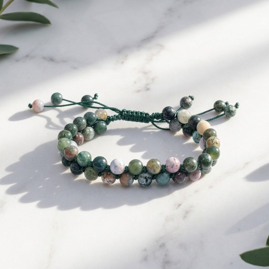verstelbate agaat armband op een marmeren ondergrond