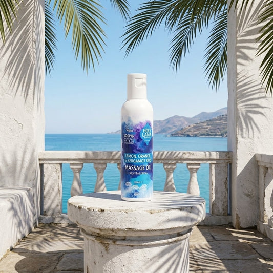 revitalizing massageolie op een zuil met zee en palmbomen op de achtergrond