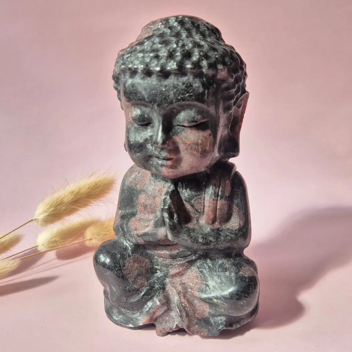 buddha van granaat vooraanzicht