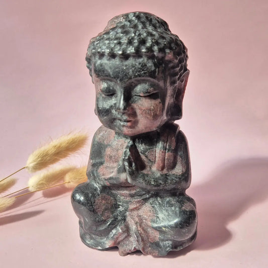 buddha van granaat vooraanzicht
