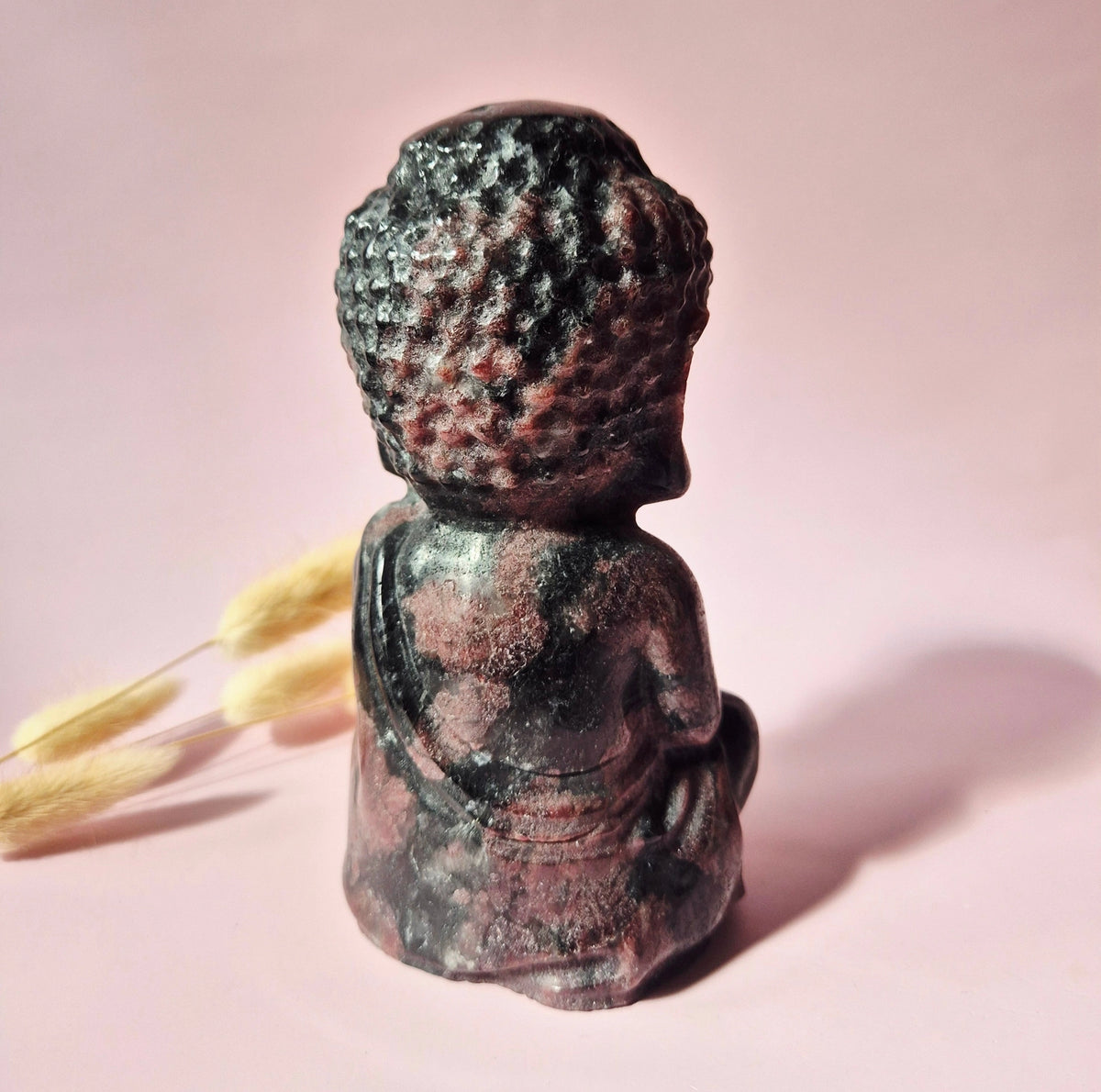 buddha van granaat achteraanzicht