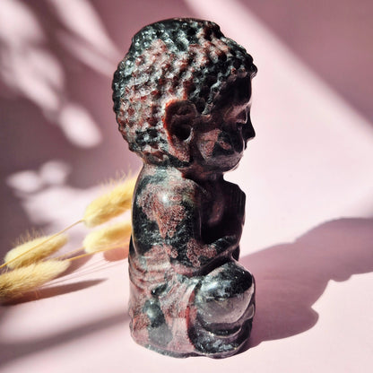 buddha van granaat zijaanzicht rechts