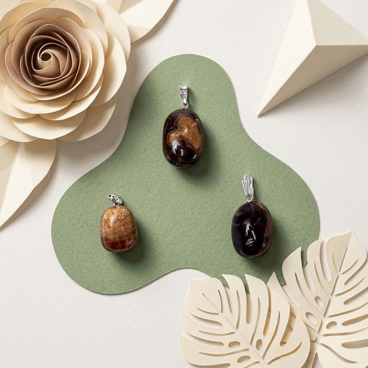 honing calciet hangers op groene ondergrond met beige bloemknutsels