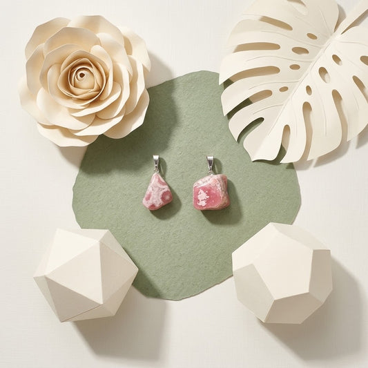 rhodochrosiet hangers op groene ondergrond met beige bloemknutsels