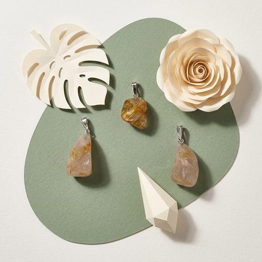rutielkwarts hangers op groene ondergrond met beige bloemknutsels