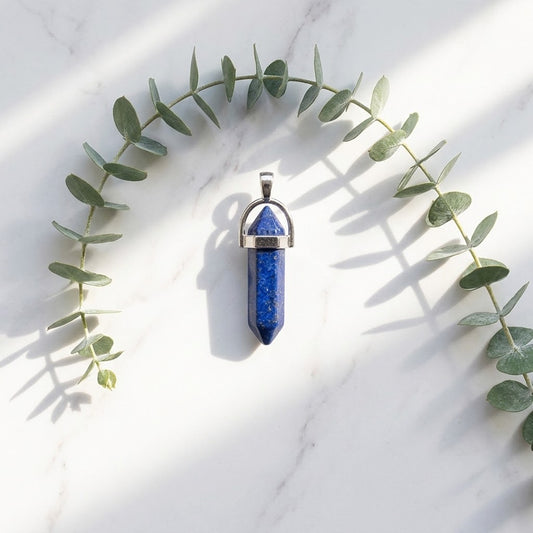 staaf lapis lazuli hanger op een marmeren ondergro