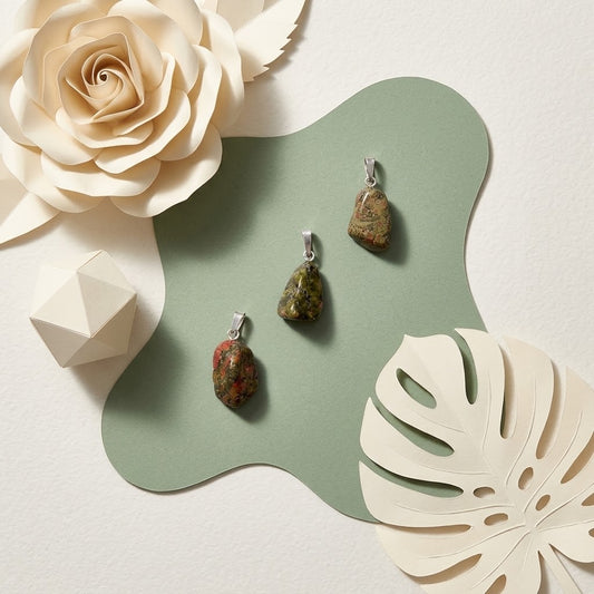 unakiet hangers op groene ondergrond met beige bloemknutsels