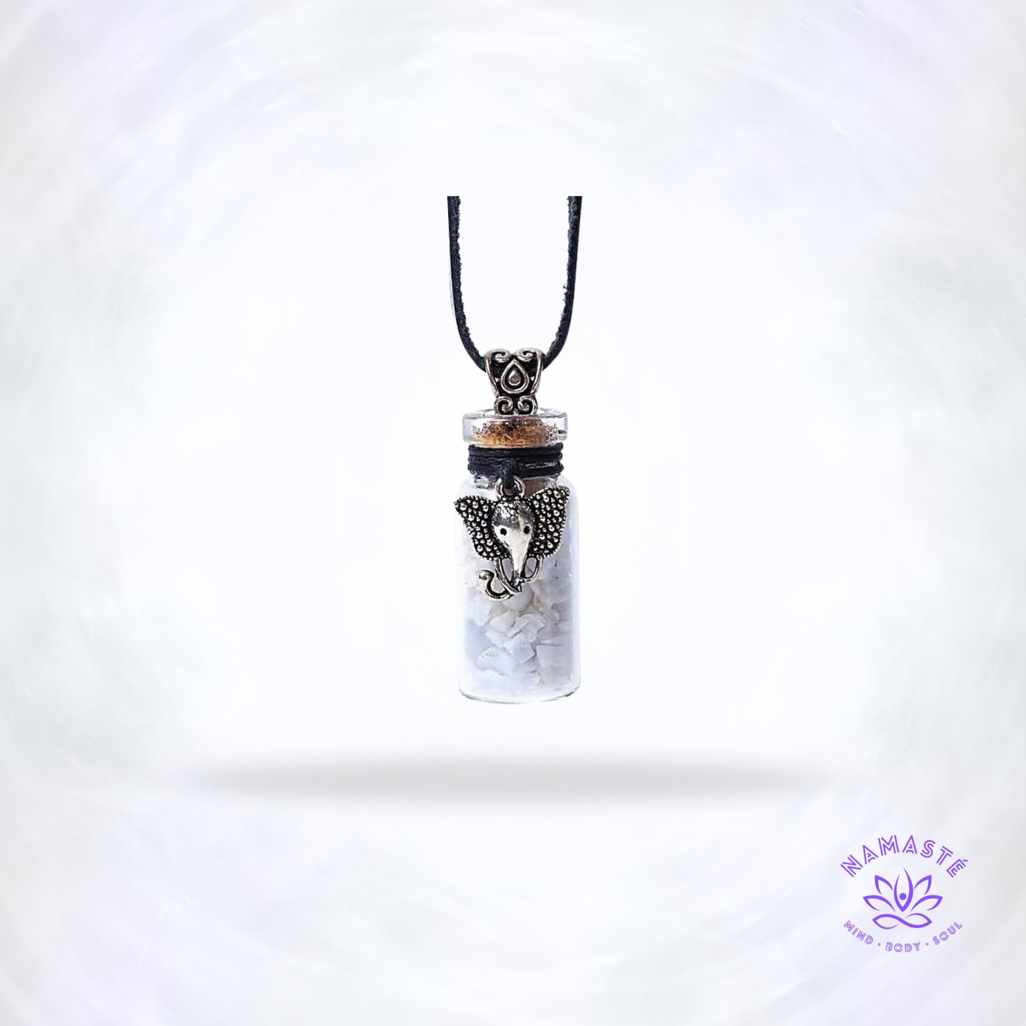 Geschenkflesje met Blue Lace Agaat en Ganesha – betekenisvol sieraad dat rust, bescherming en heldere communicatie ondersteunt.