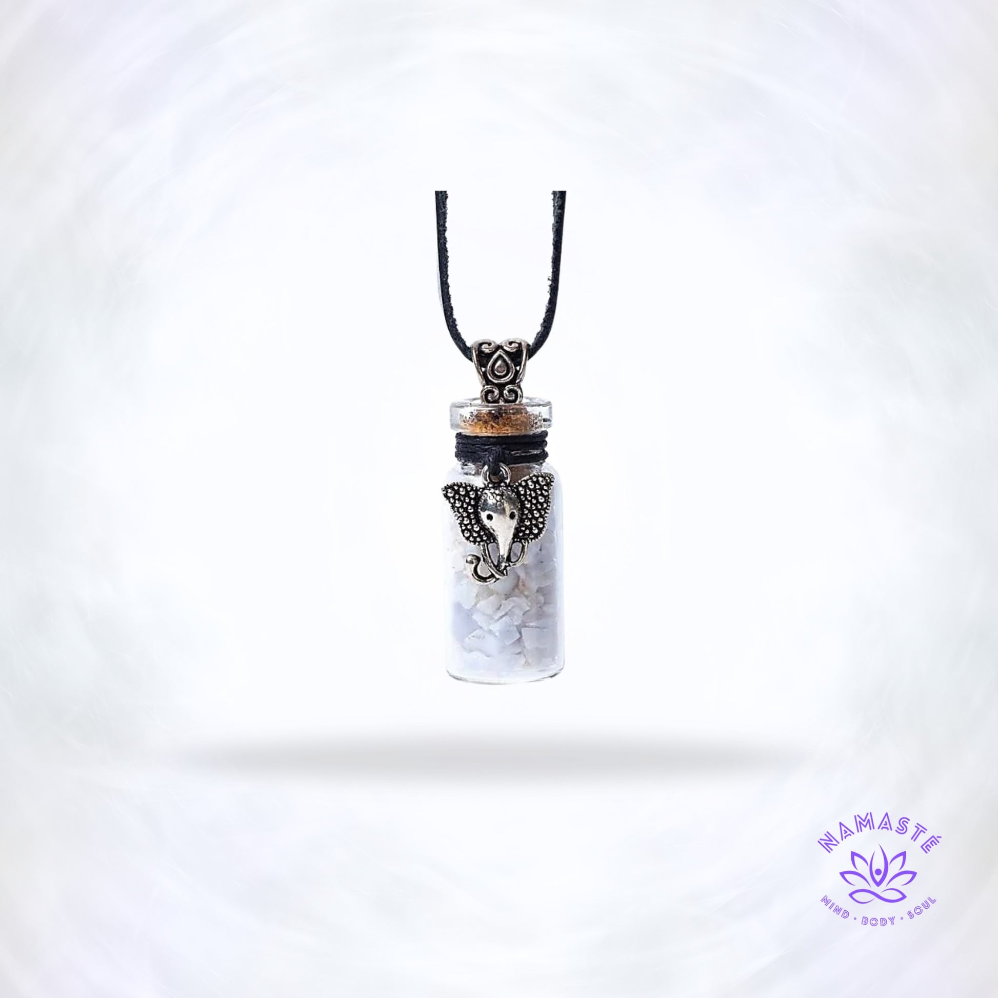 Geschenkflesje met Blue Lace Agaat en Ganesha – betekenisvol sieraad dat rust, bescherming en heldere communicatie ondersteunt.