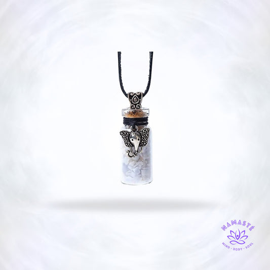 Geschenkflesje met Blue Lace Agaat en Ganesha – betekenisvol sieraad dat rust, bescherming en heldere communicatie ondersteunt.