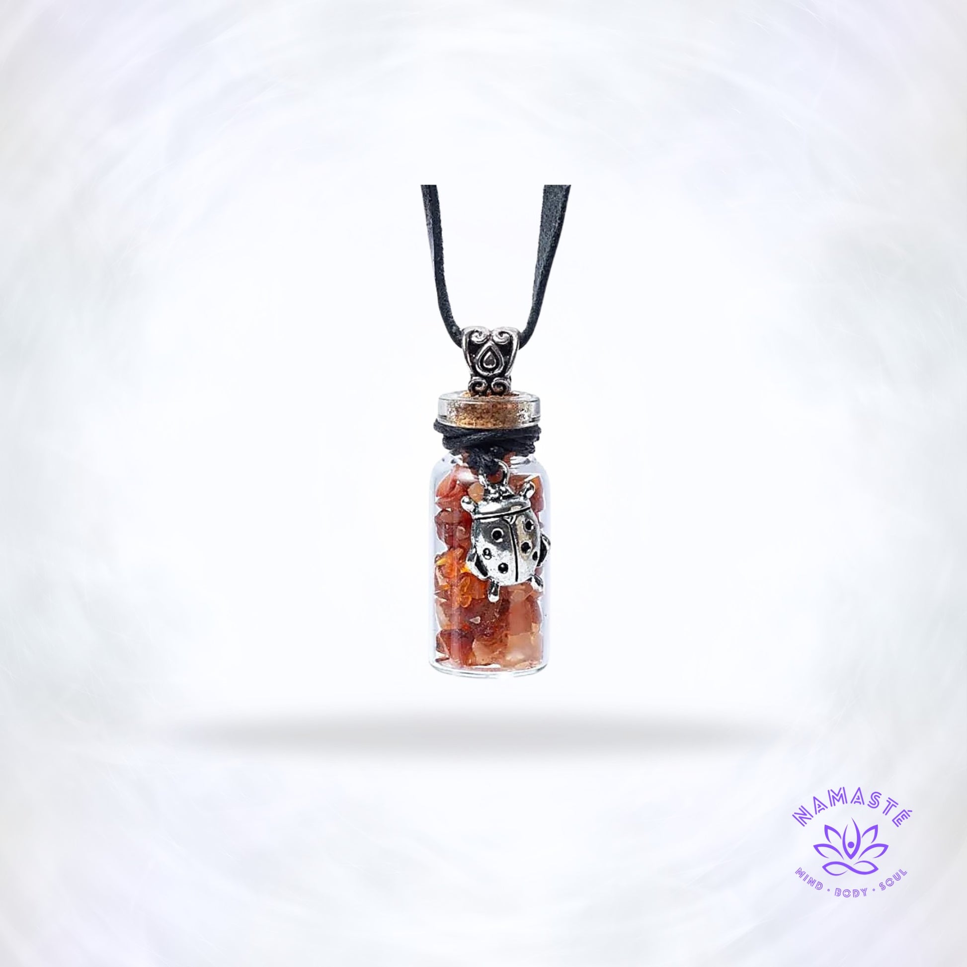 Geschenkflesje met carneool en lieveheersbeestje – energiek sieraad dat levenslust, bescherming en creatieve inspiratie brengt.