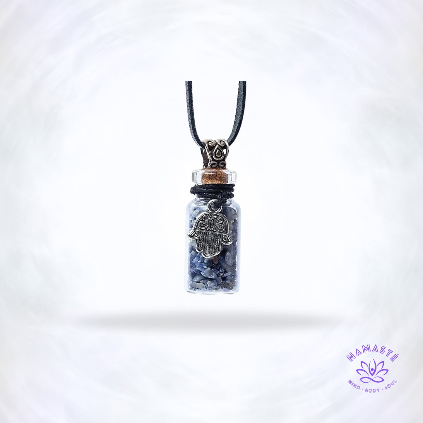 Geschenkflesje met lapis lazuli en Hamsa – diepblauw sieraad dat bescherming, wijsheid en spirituele balans uitstraalt.