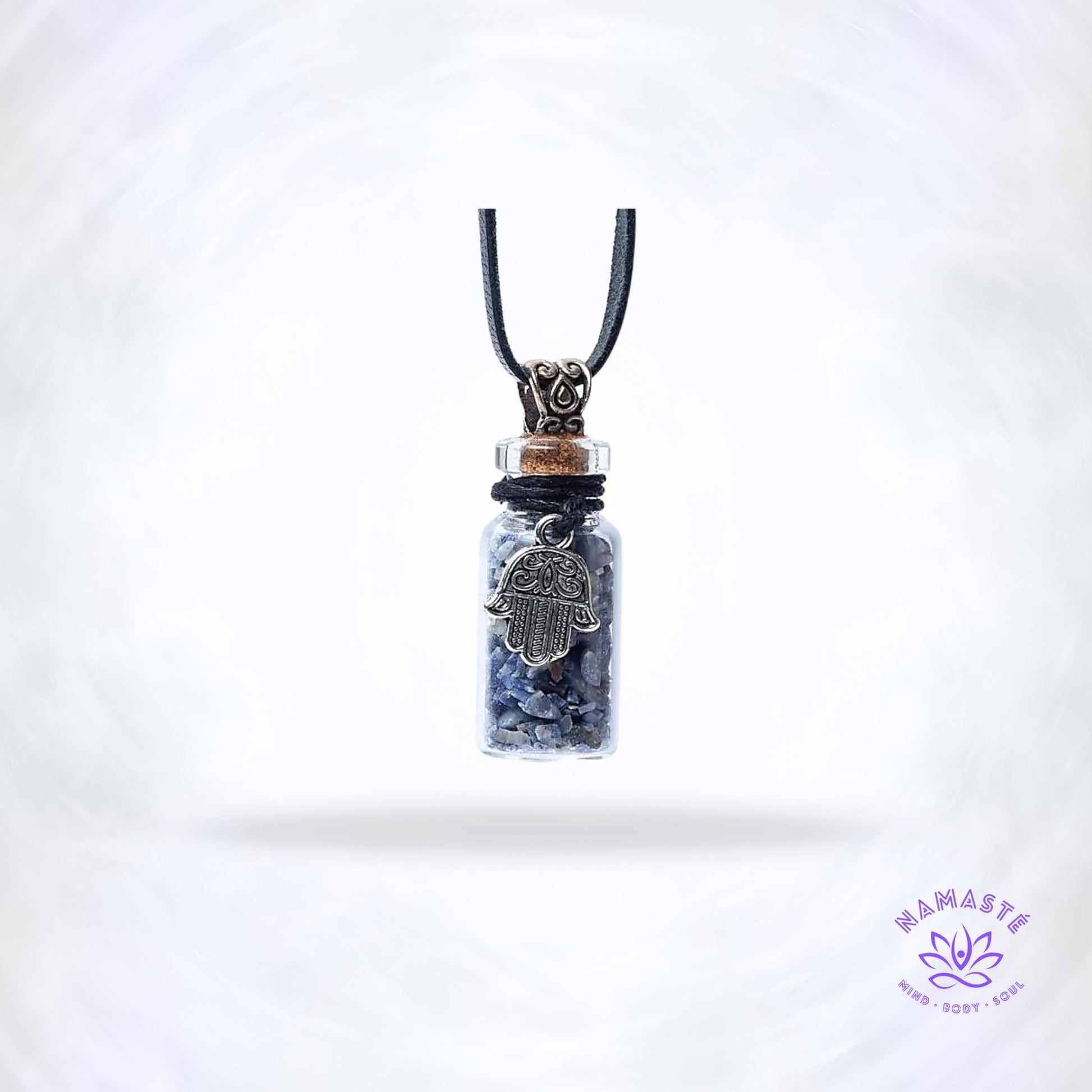 Geschenkflesje met lapis lazuli en Hamsa – diepblauw sieraad dat bescherming, wijsheid en spirituele balans uitstraalt.