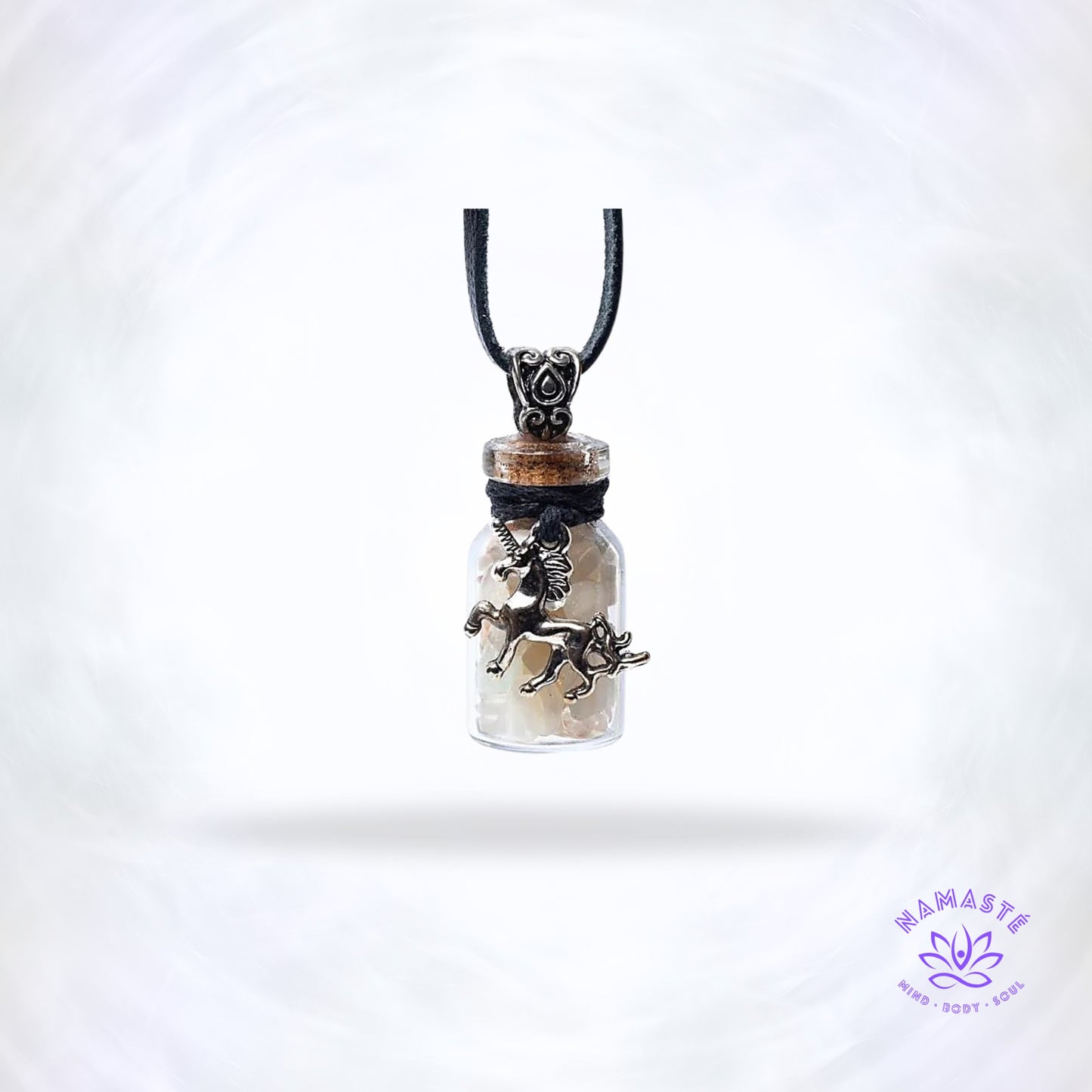 Geschenkflesje met multicoloured maansteen en eenhoorn – symbolisch sieraad dat intuïtie, bescherming en vrouwelijke energie versterkt.