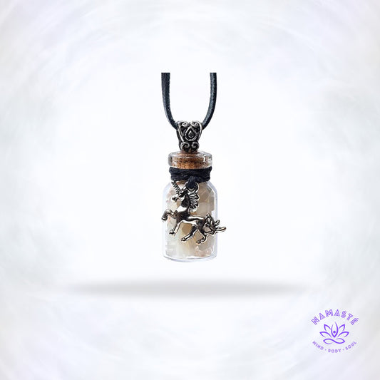 Geschenkflesje met multicoloured maansteen en eenhoorn – symbolisch sieraad dat intuïtie, bescherming en vrouwelijke energie versterkt.