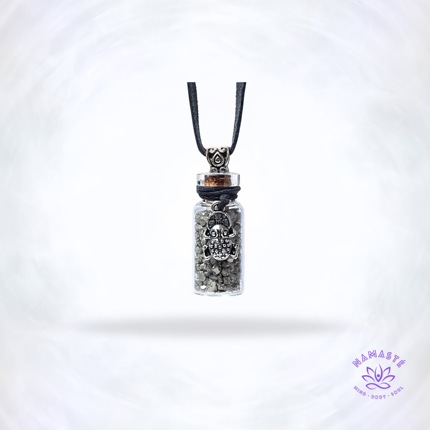 Geschenkflesje met pyriet en Feng Shui kikker – symbolisch sieraad dat daadkracht, voorspoed en innerlijke stabiliteit versterkt.