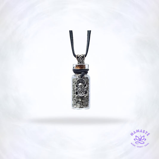 Geschenkflesje met pyriet en Feng Shui kikker – symbolisch sieraad dat daadkracht, voorspoed en innerlijke stabiliteit versterkt.