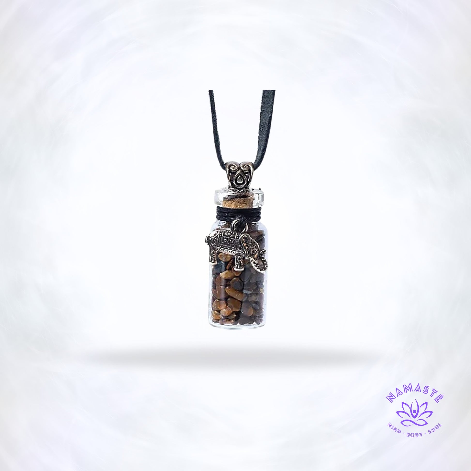 Geschenkflesje met tijgeroog en olifant – sieraad dat kracht, vitaliteit en bescherming symboliseert, met warme zonachtige energie.