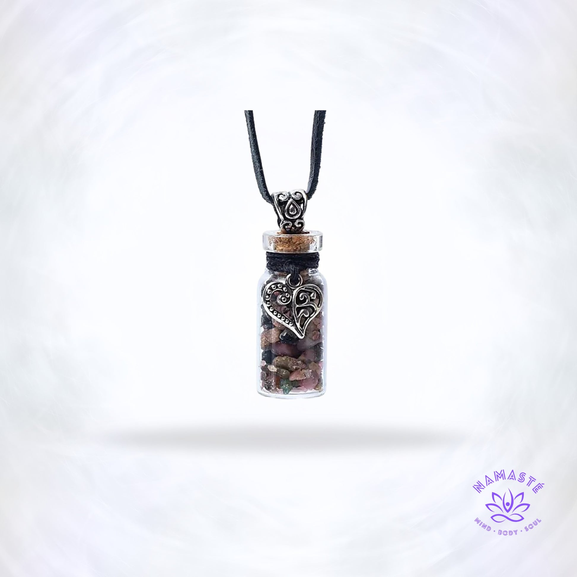 Geschenkflesje met toermalijn en hart – krachtig sieraad dat bescherming, aarding en rust brengt, ideaal voor persoonlijke of ruimtelijke energieversterking.