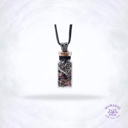 Geschenkflesje met toermalijn en hart – krachtig sieraad dat bescherming, aarding en rust brengt, ideaal voor persoonlijke of ruimtelijke energieversterking.