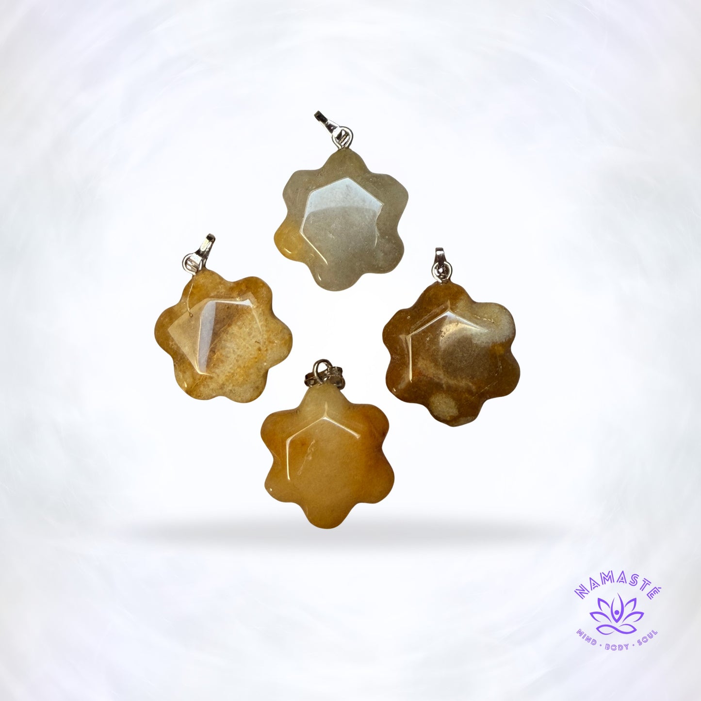 gele jade hangers op een achtergrond met logo