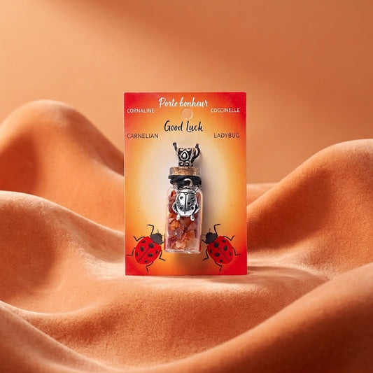 geschenkflesje met carneool op een velvet oranje doek