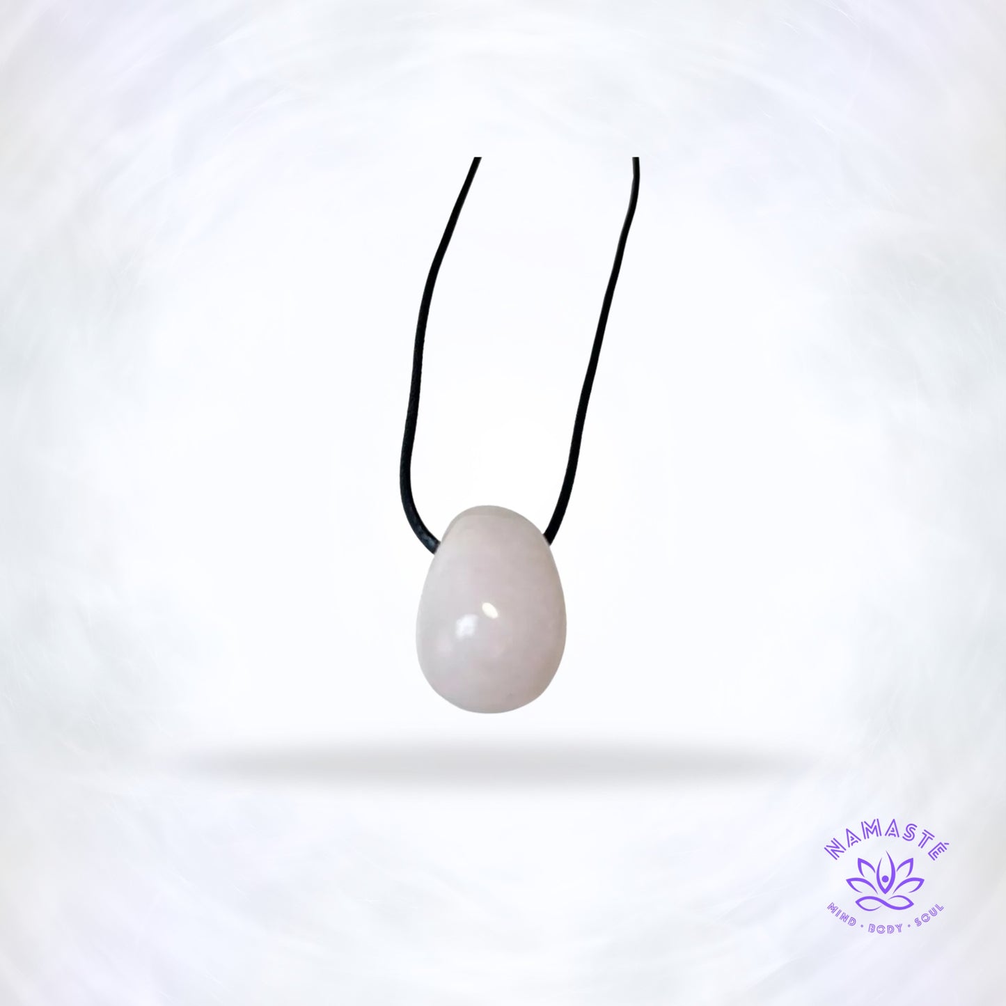 Gepolijste edelsteenhanger aan zwart koord - rozenkwarts