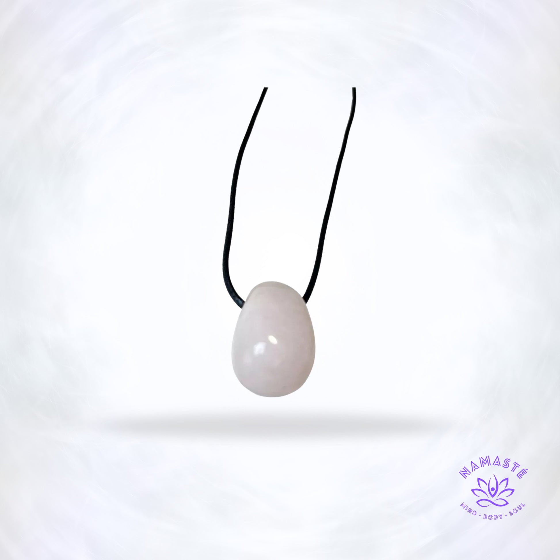 Gepolijste edelsteenhanger aan zwart koord - rozenkwarts