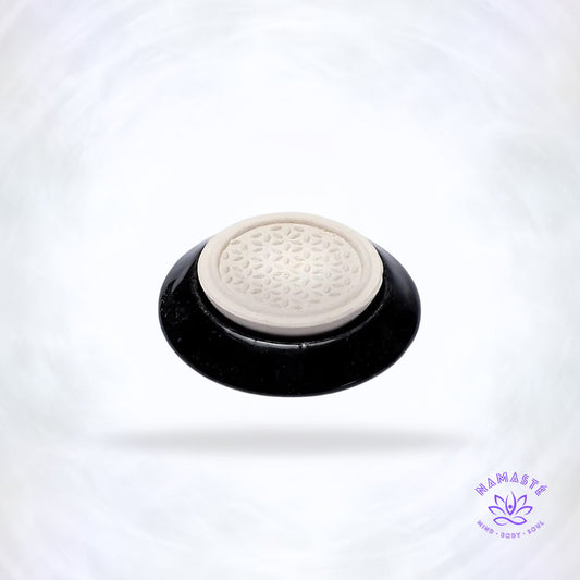 Zwarte keramische geursteen met Bloem des Levens symbool.