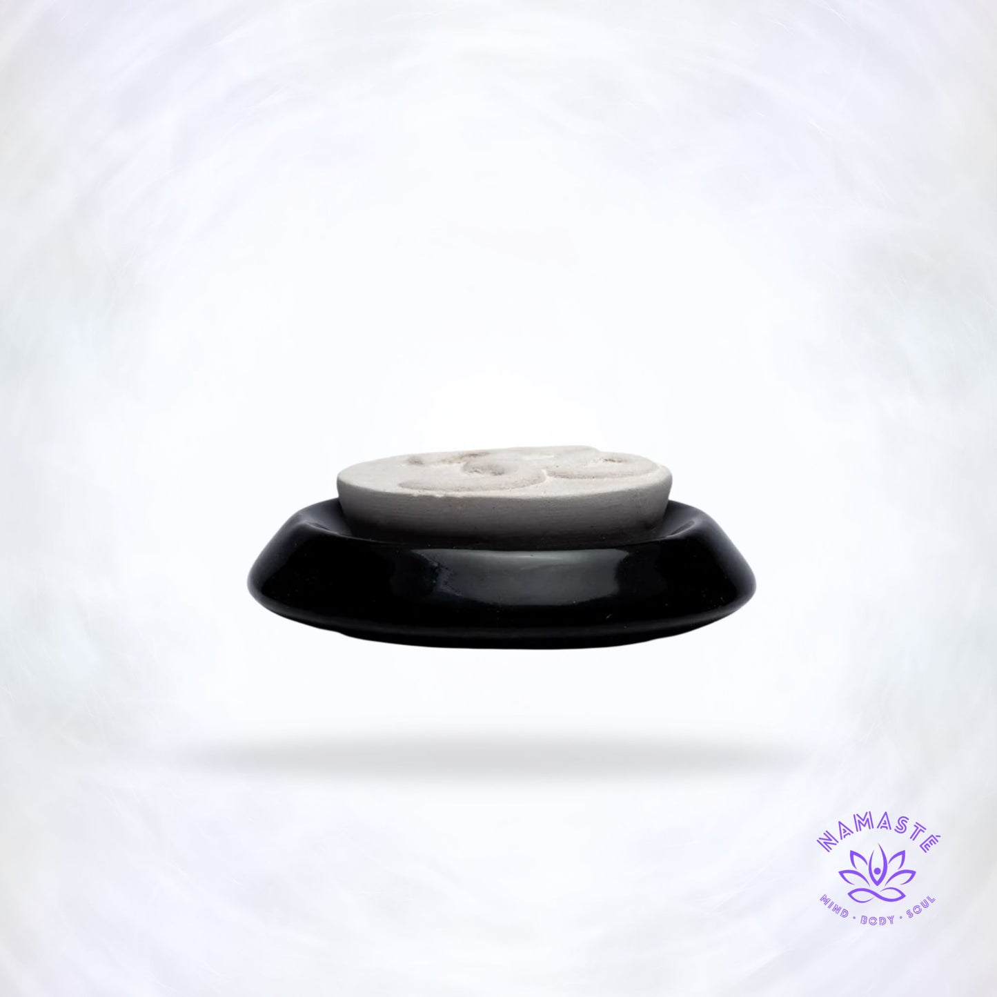 Zwarte keramische geursteen met Ohm symbool.