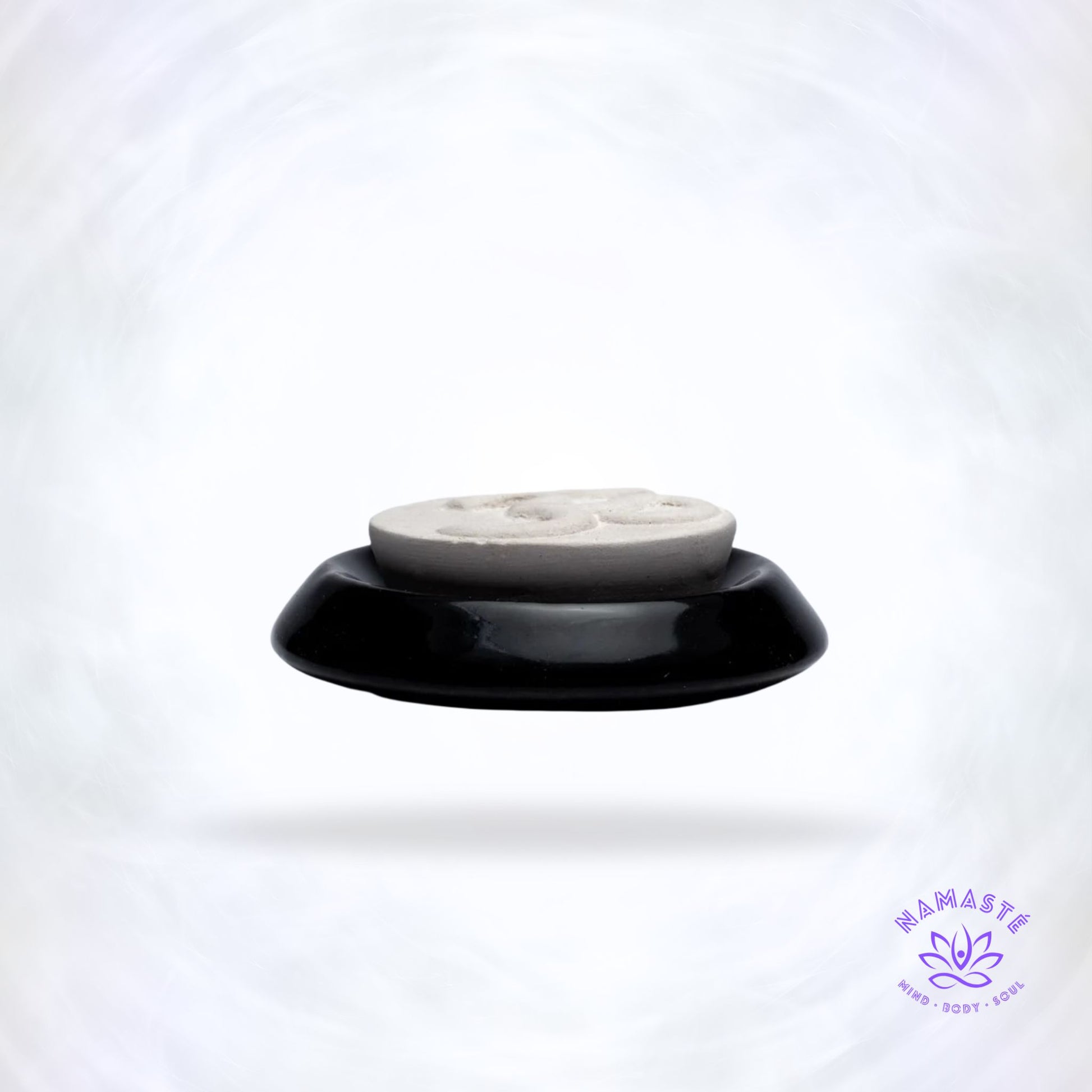 Zwarte keramische geursteen met Ohm symbool.