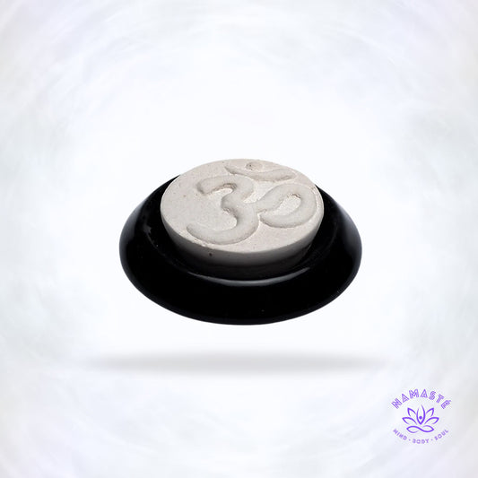 Zwarte keramische geursteen met Ohm symbool.